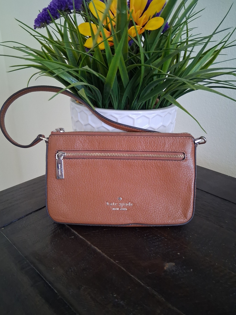 kate spade tan leather Hand Minni Purse with front zip